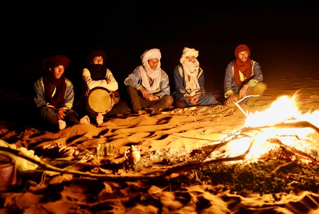 Rencontre autour du feu lors d’un séjour dans le Sahara