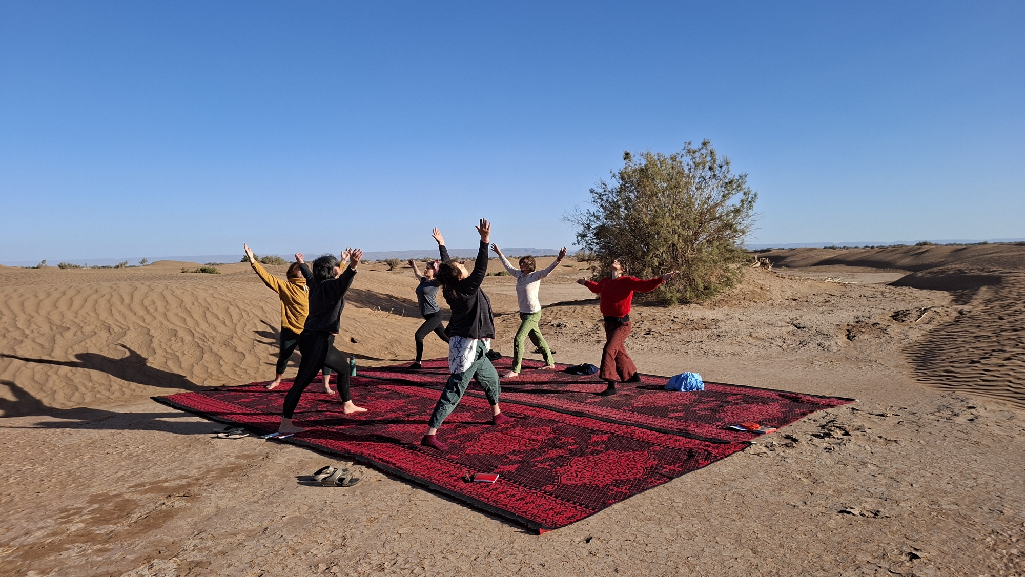 Séance de yoga en plein air dans le désert marocain
