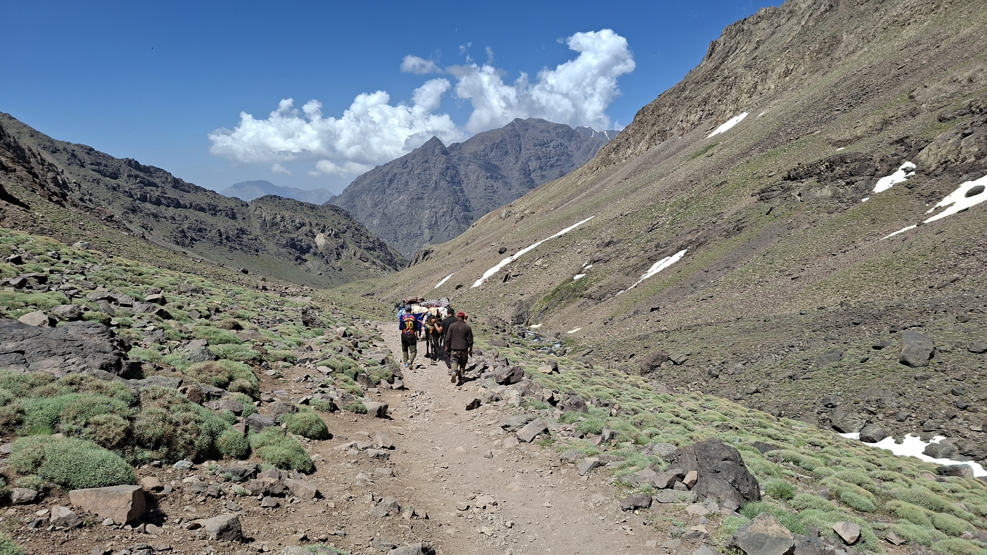 Groupe en marche sur les sentiers du Toubkal