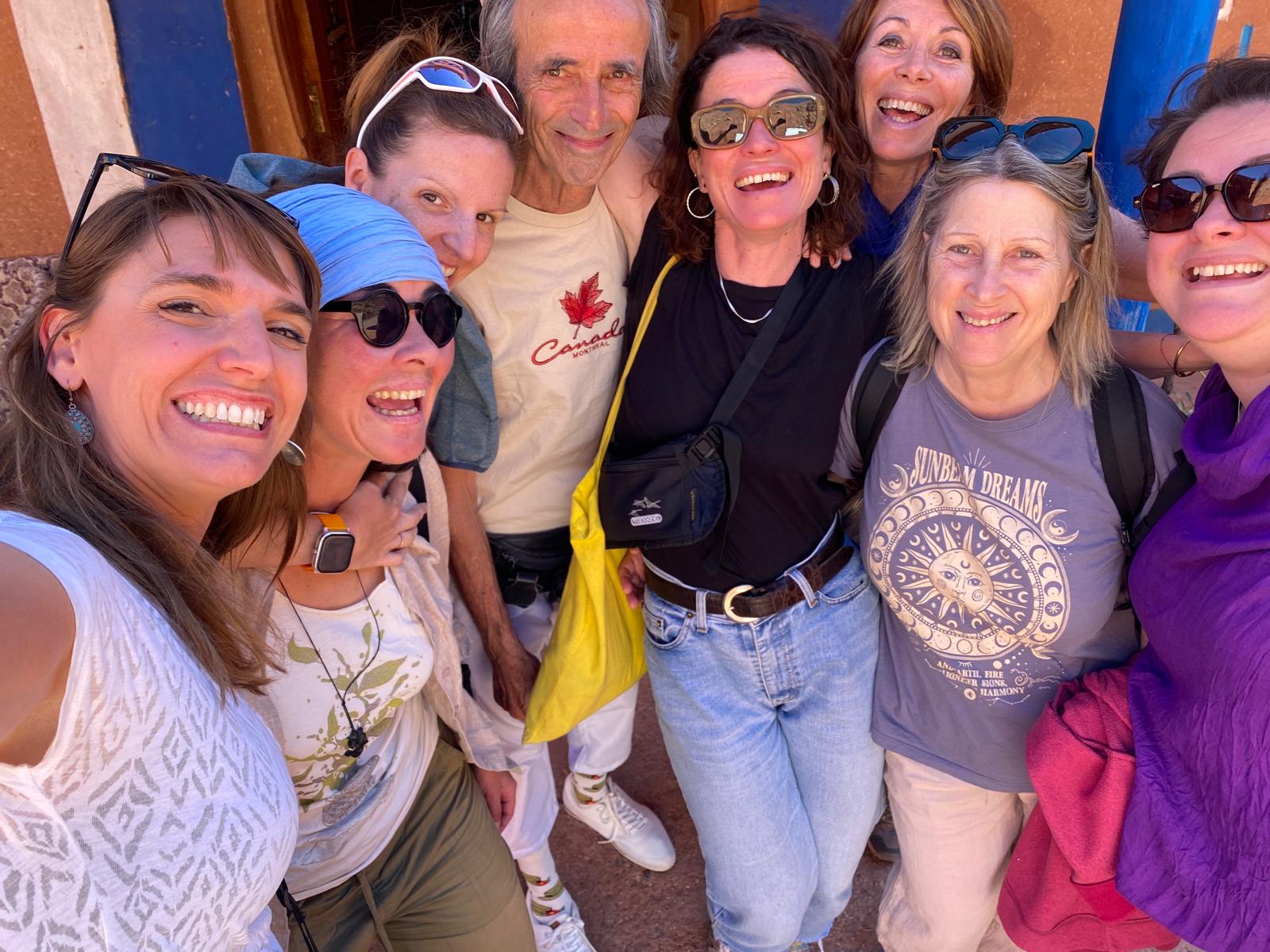 Un groupe de voyageuses lors d’un séjour dans la vallée des Roses