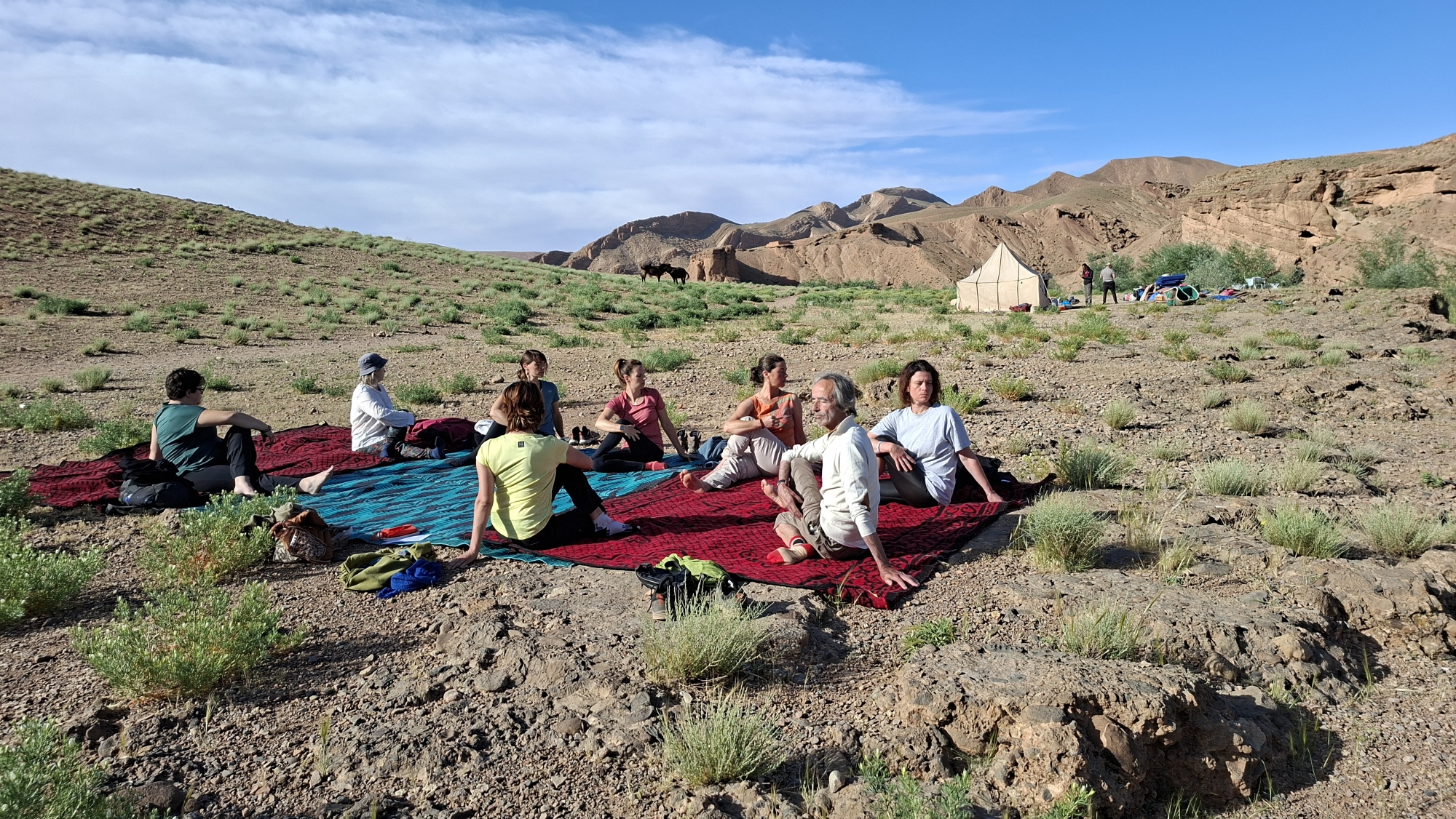 Pratique du yoga en groupe dans la vallée des Roses
