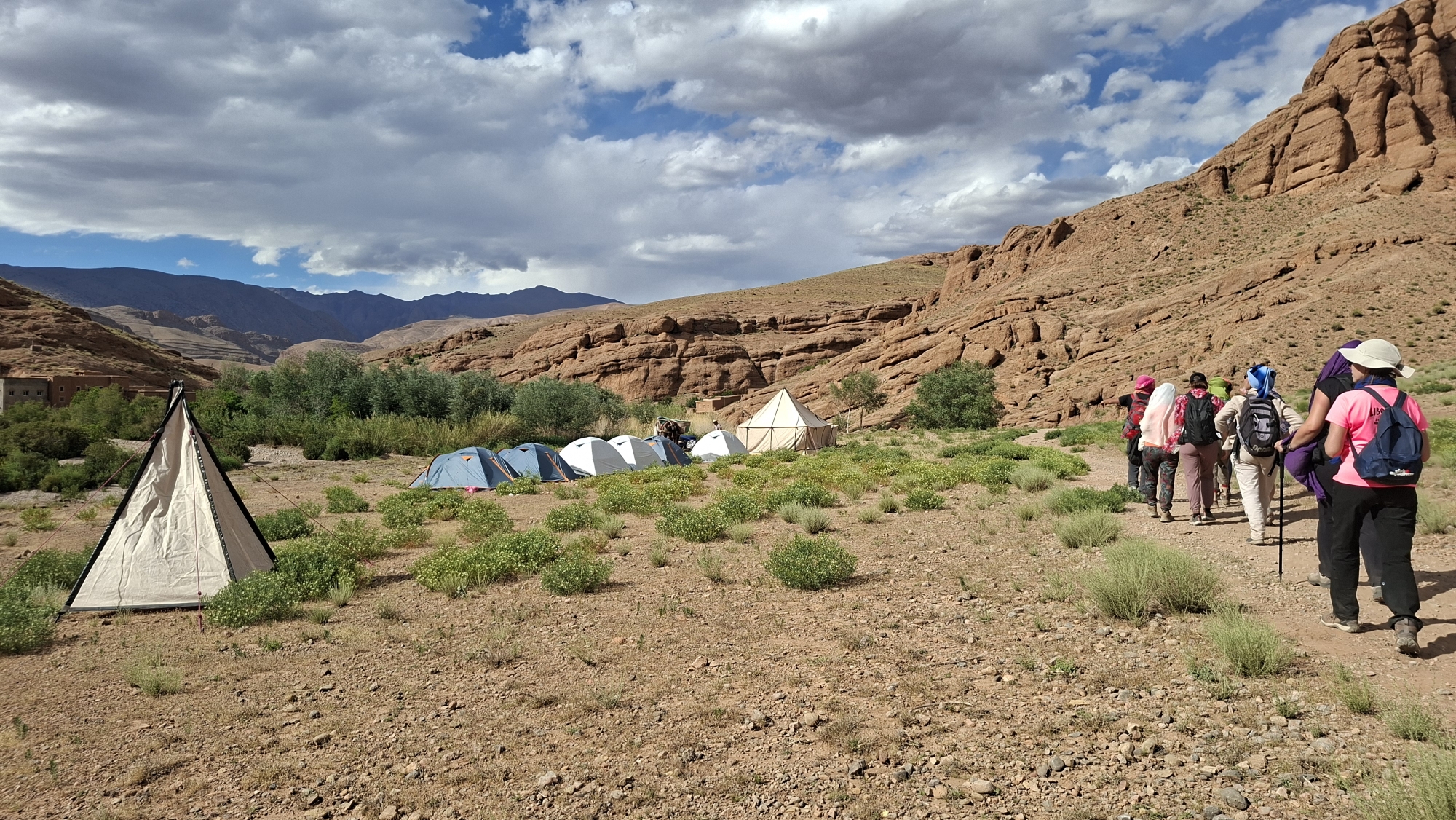 Randonnée et bivouac dans la vallée des Roses, au Maroc