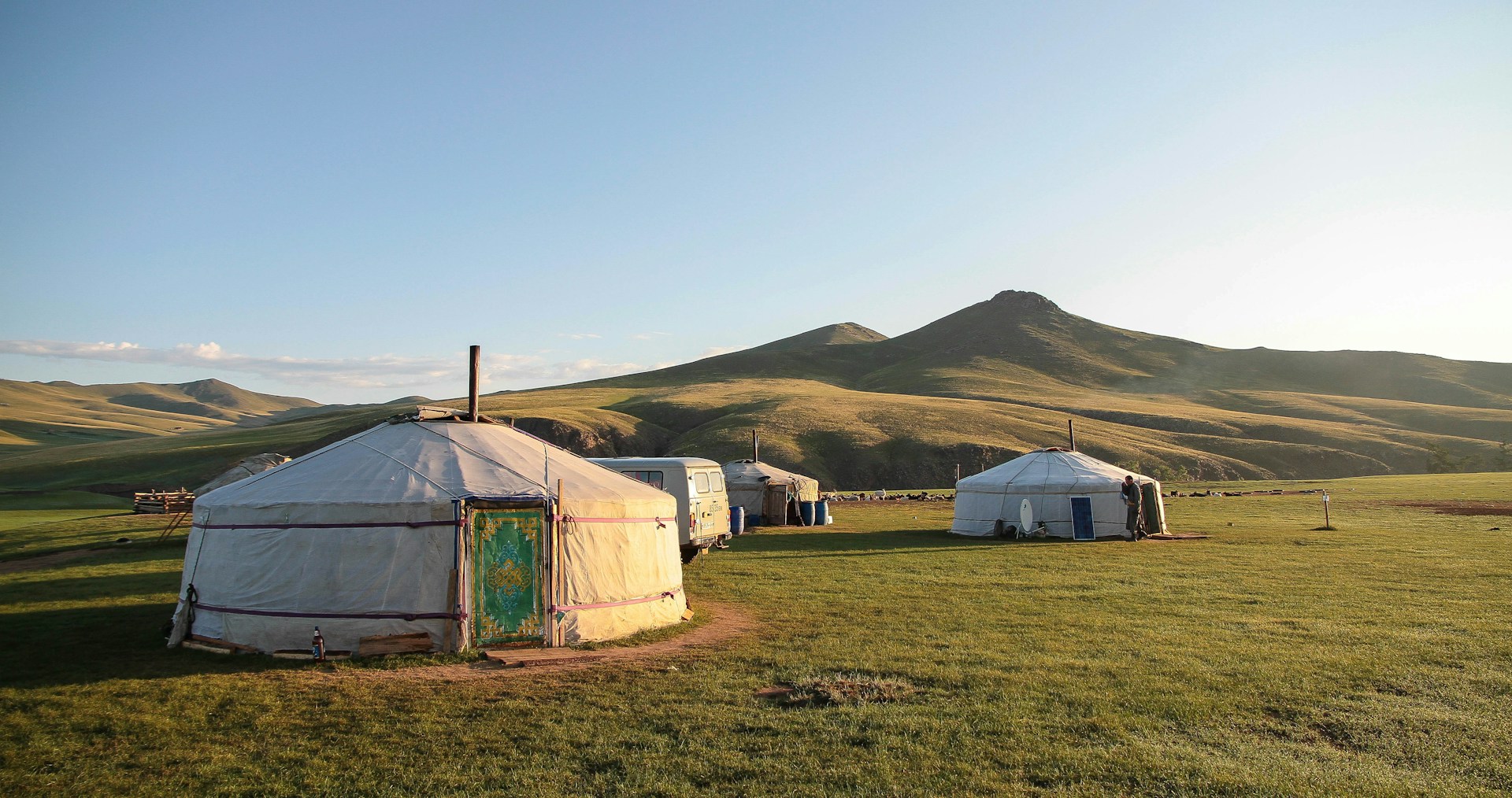 Yourtes en Mongolie au lever du jour — photographie provisoire
